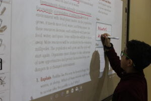 أهم 5 فوائد لتعلم اللغة الإنجليزية للطلاب - مدارس أضواء الهداية