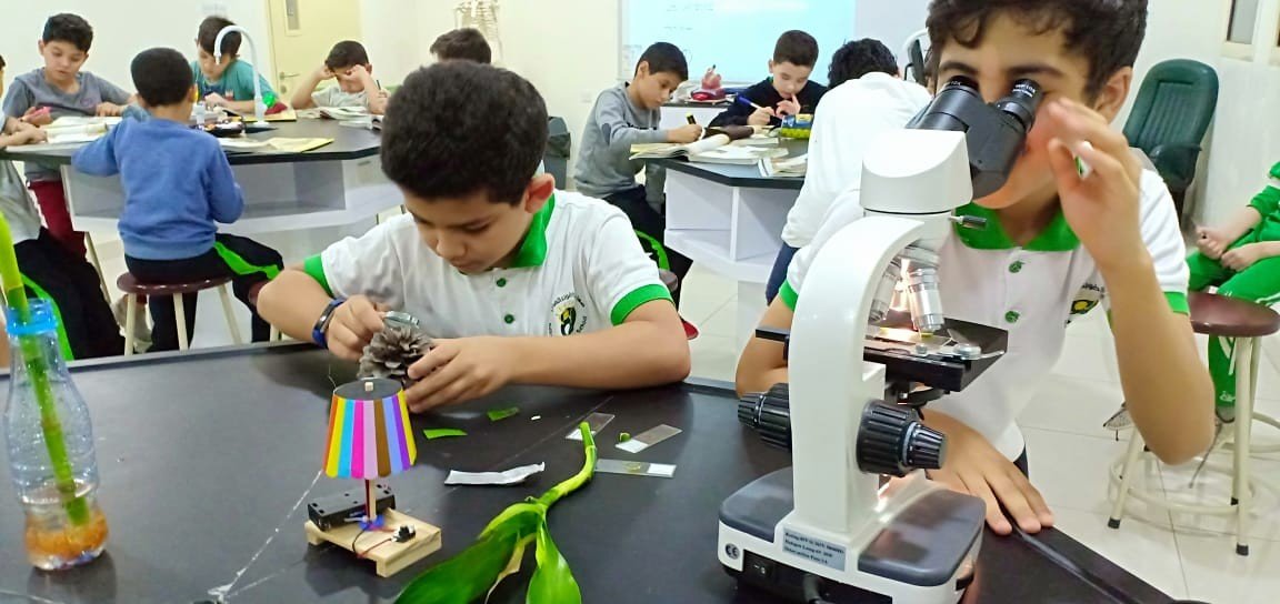 مدارس أضواء الهداية - تطويع-التقنية-الحديثة-في-التعليم